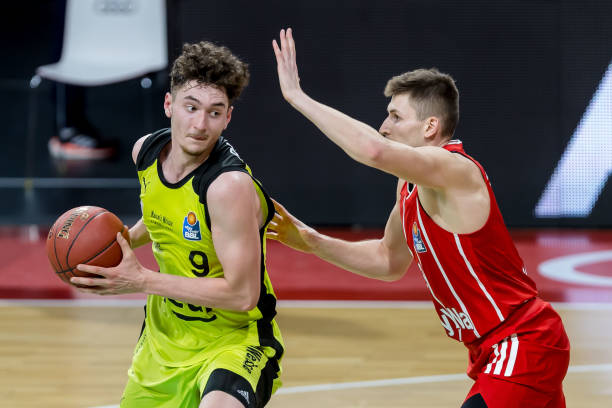 足坛一夜动态：皇马巴萨西超杯争冠！C罗新年首球 奥尔莫成功注册